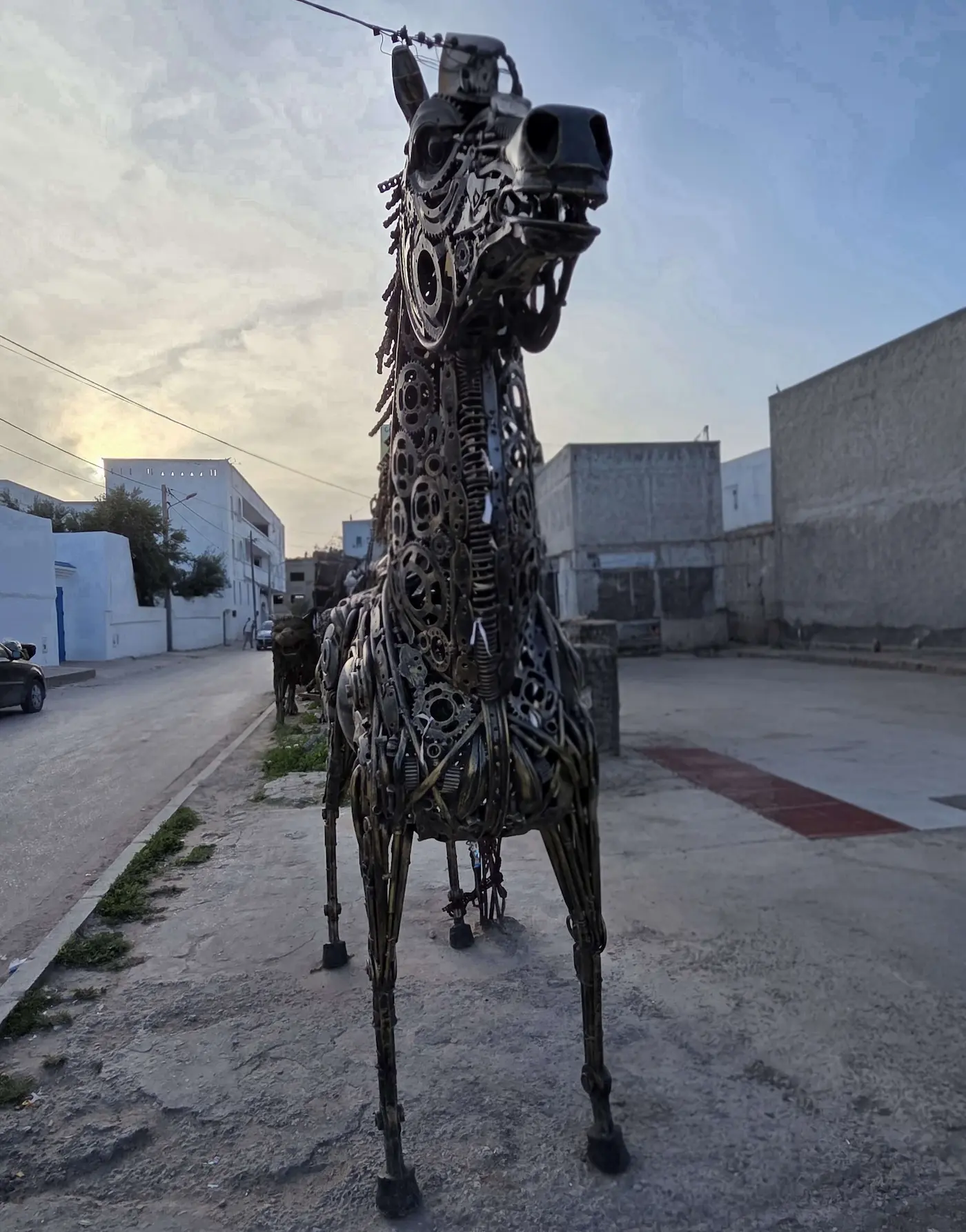 Scultura cavallo in metallo — ingranaggi e catene lavorati a mano, opera unica AKLAM