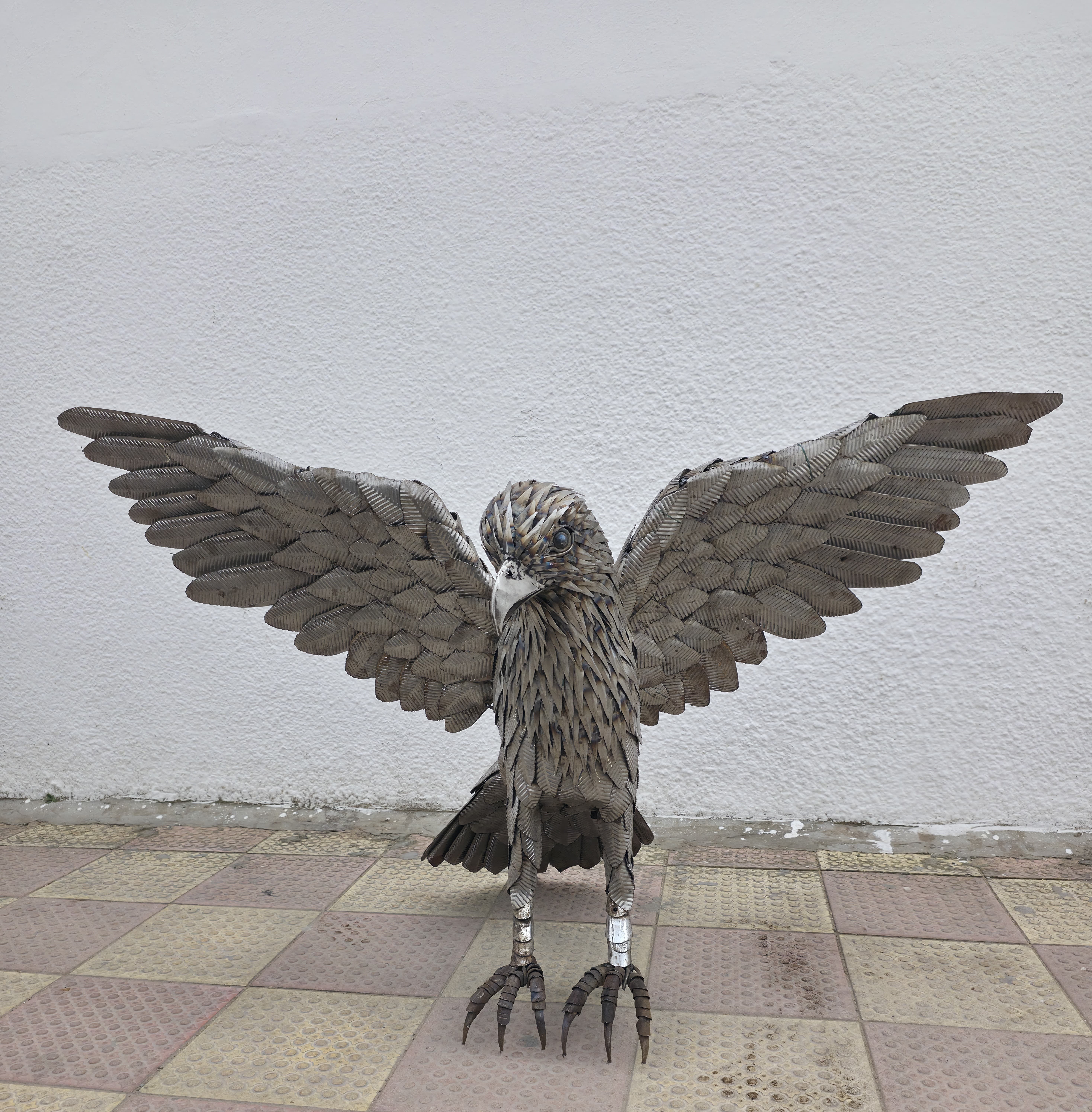 Aquila AKLAM — Scultura in metallo di recupero